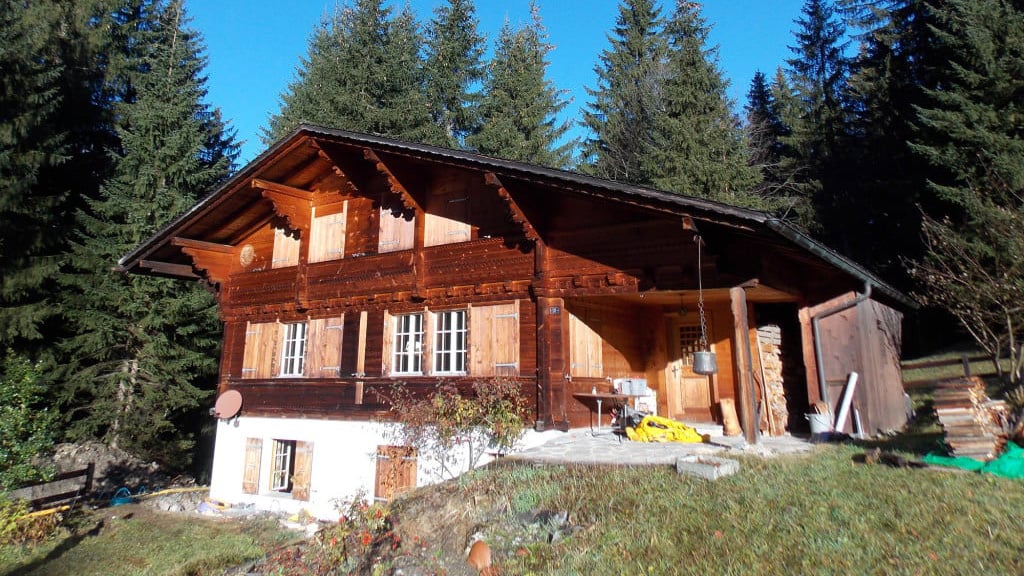 Chalet in Berglandschaft während Arbeiten zur Stabilisierung und Anhebung