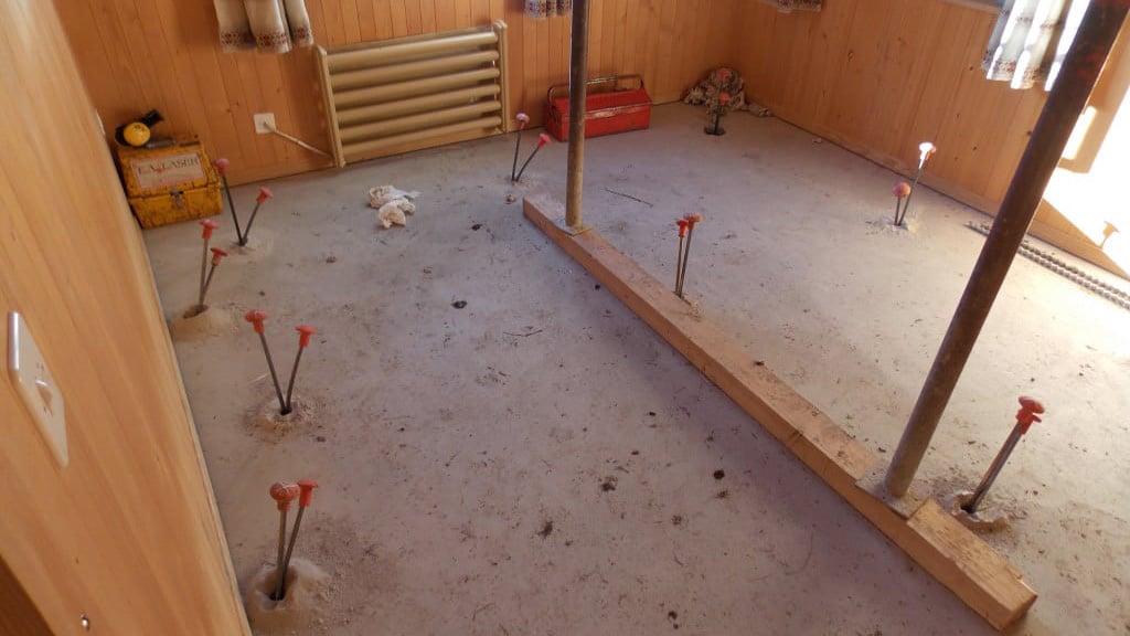Innenraum mit Bohrpunkten zur Vorbereitung von Injektionsarbeiten am Fundament